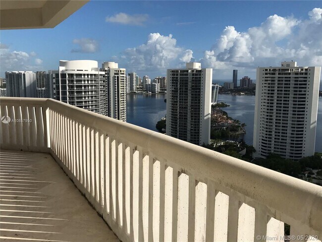 Building Photo - 2000 Island Blvd