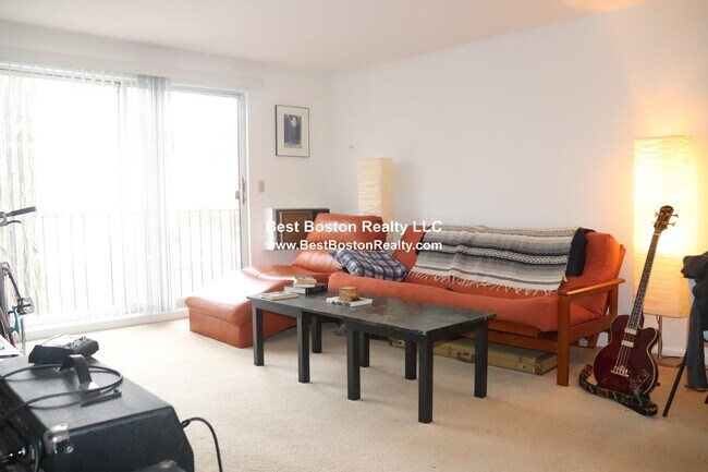 Building Photo - 41 Belmont St