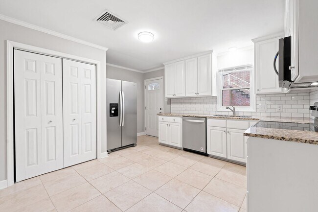 Foto del edificio - Renovated 2 bed/1 bath duplex minutes from downtown!