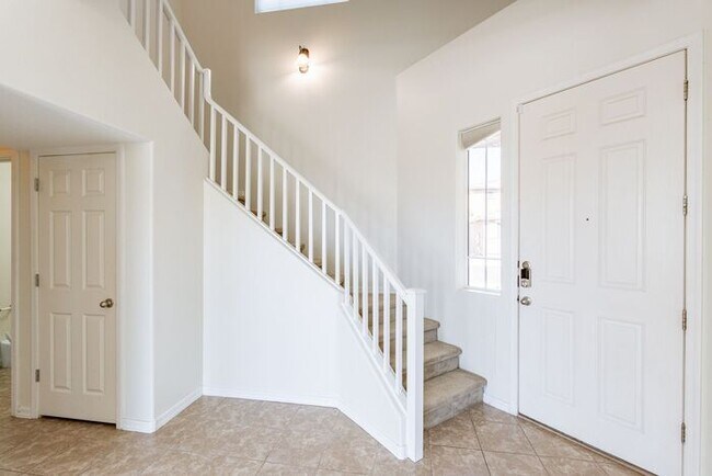 Building Photo - Spacious 4 Bed 2.5 Ba in Gated Community