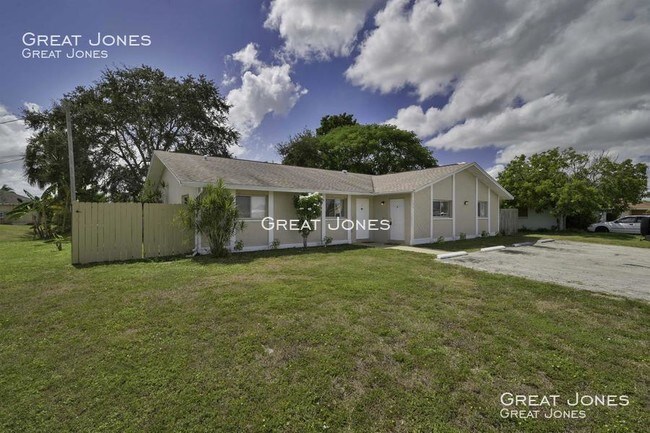 Building Photo - COZY 2/1.5 DUPLEX IN CAPE CORAL!