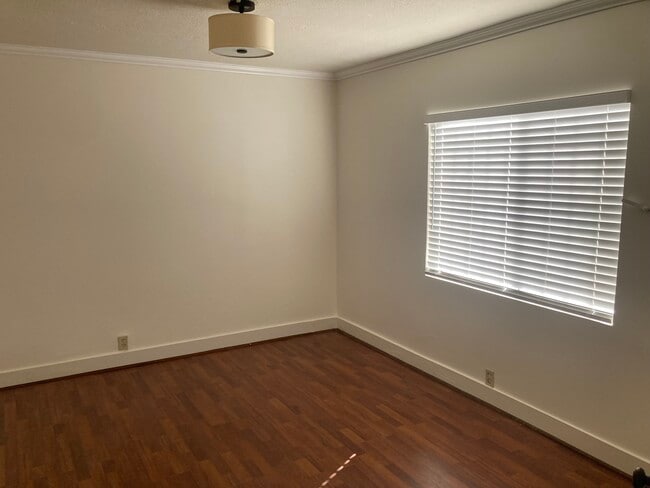 Dormitorio - 1314 1/2 S Hudson Ave