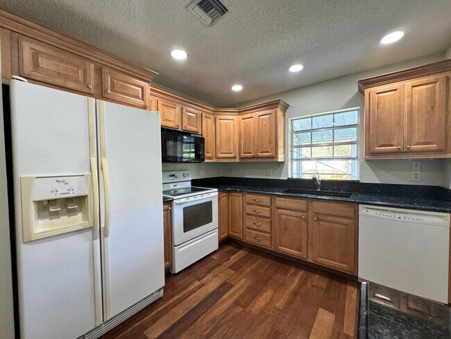 Building Photo - 5840 Summerfield Ct