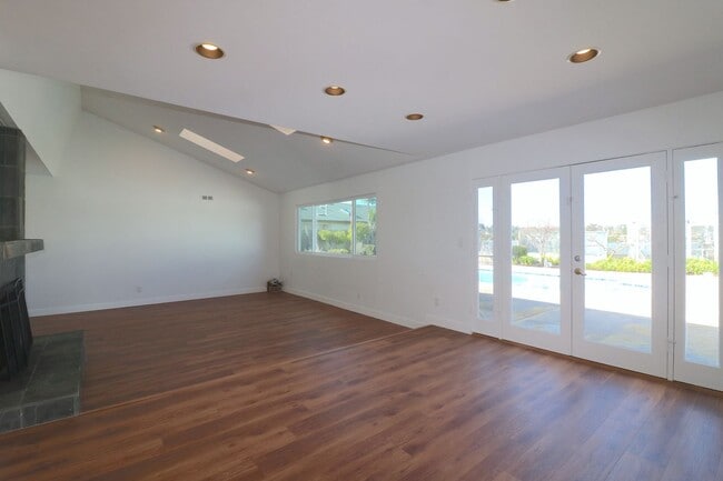 Foto del edificio - 3 bed/ 2 bath house in University city! Pool/ yard w 2 car garage! Remodeled kitchen and updated ...