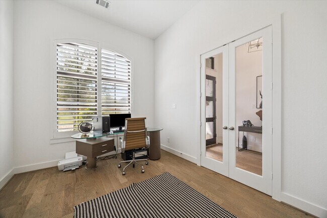 Foto del edificio - 8907 Autumn Pine Dr