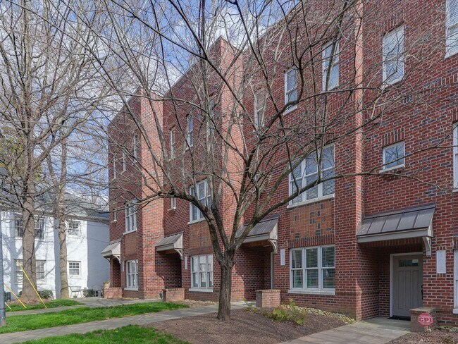 Building Photo - Like new town home style condo in the best zip code in Charlotte.