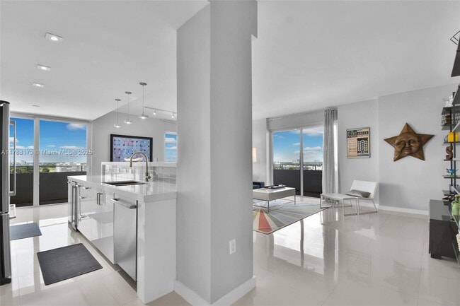 Building Photo - 9225 Collins Ave