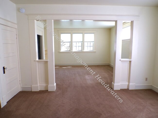 Building Photo - House For Rent