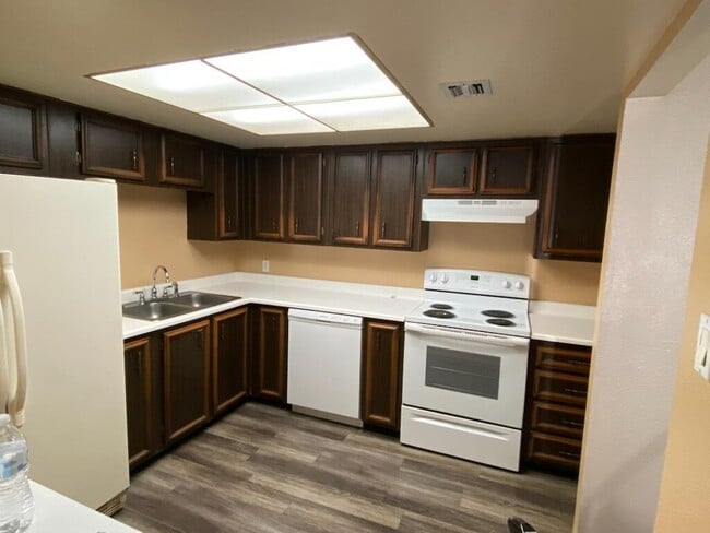 Building Photo - 937 Country Club Dr SE