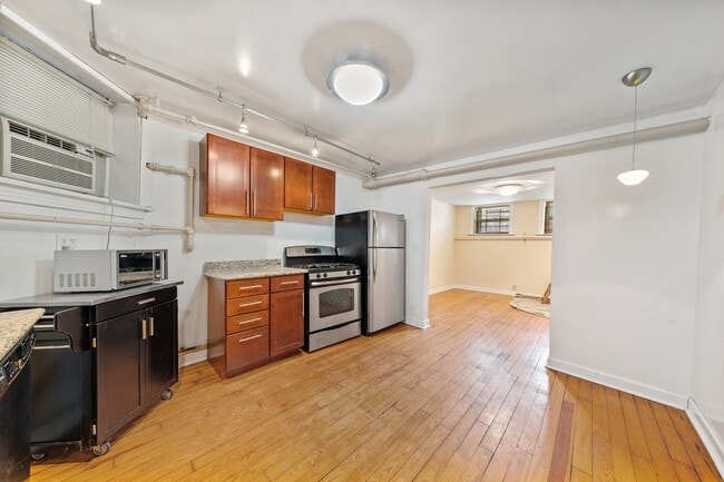 Building Photo - 1403 N Wicker Park Ave