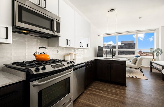 Photo - 755 W Adams St (Chicago, IL) Apartment