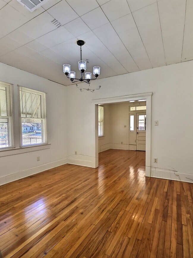 Foto del edificio - Three Bedroom Home with a Spacious Backyard