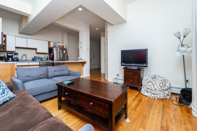 Building Photo - 448 Park Dr