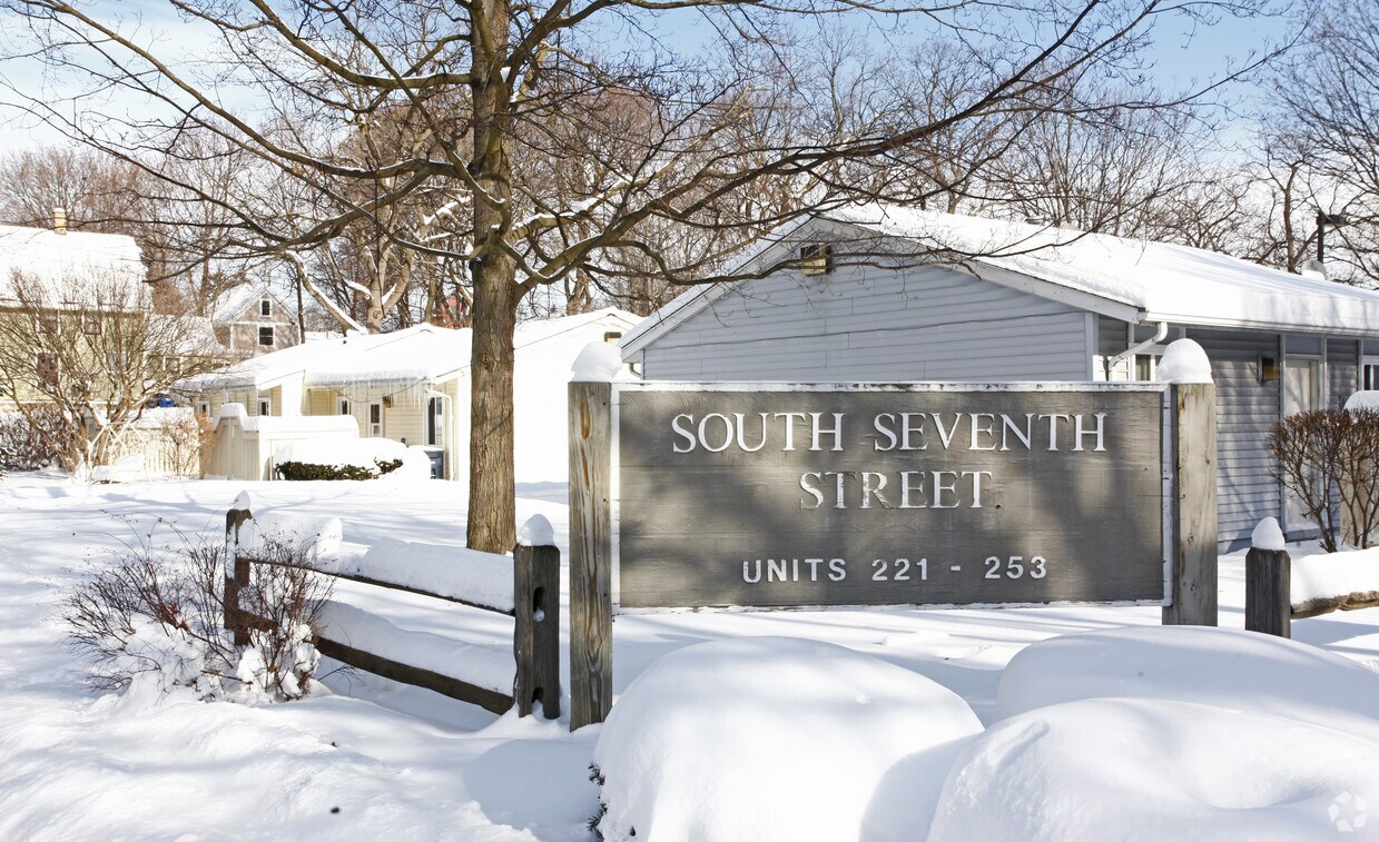 Building Photo - 221 S 7th St