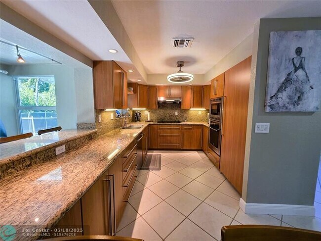 Foto del edificio - 2551 NE 20th St