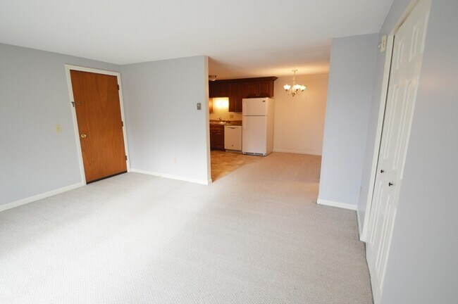 Building Photo - 2BR 3rd FL Holden: No Pets - No Smokers