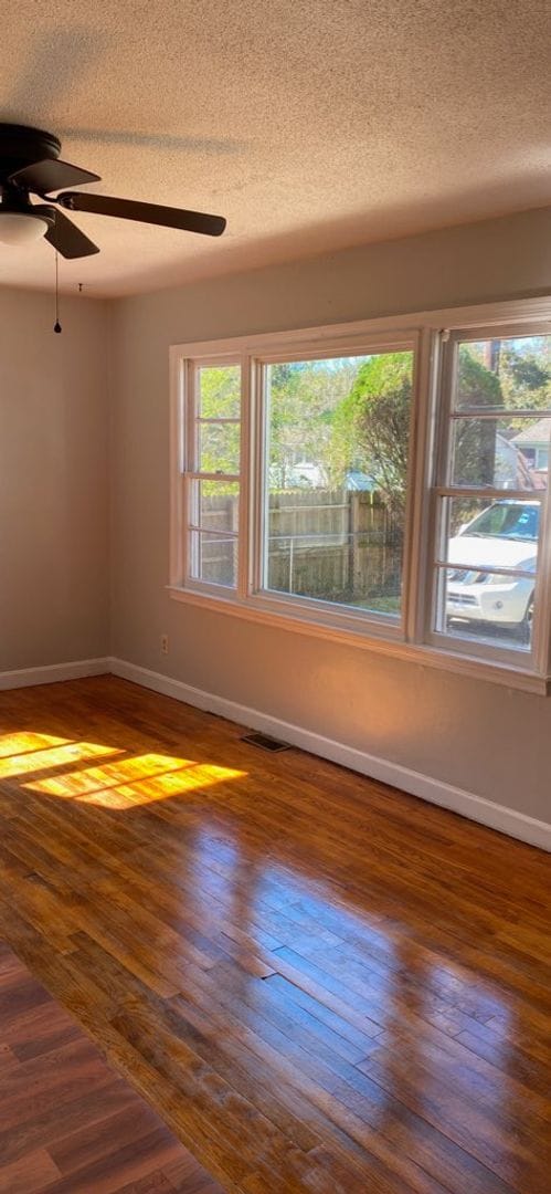 Building Photo - Freshly Painted 3Br 1Ba