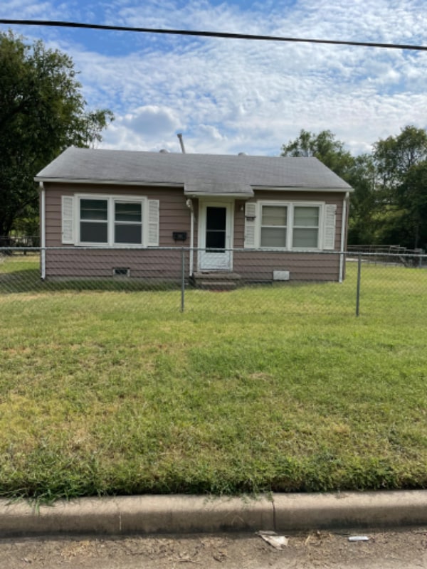 Building Photo - 1807 E 16th St N