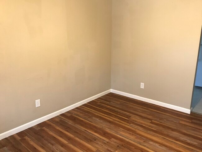 Building Photo - 1539 Jermain Dr