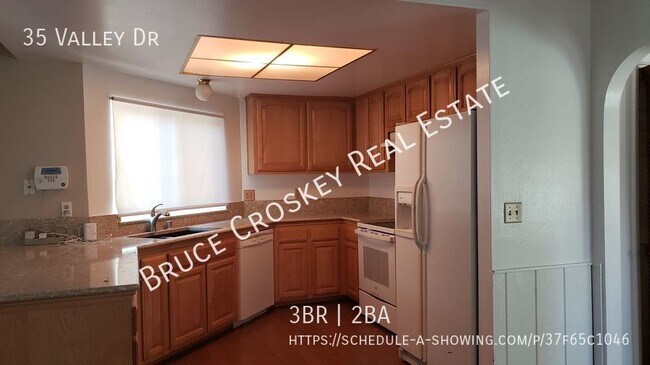 Building Photo - Move-in ready! Spacious home, close to par...