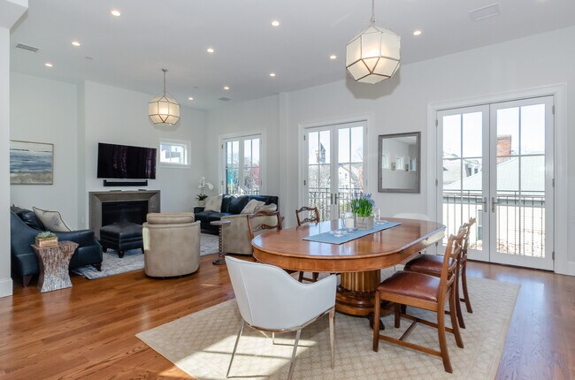 Living and Dining area. - 43 Essex St