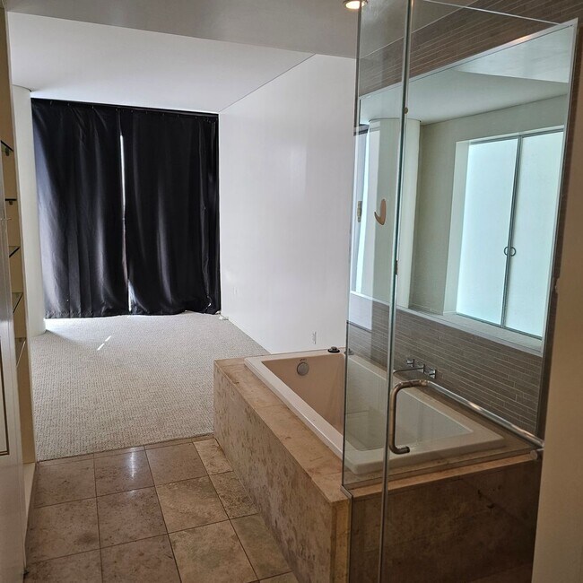 Building Photo - Gorgeous 1 bedroom over the Las Vegas Strip!