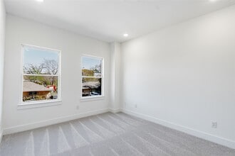 Building Photo - 610 E 41st St