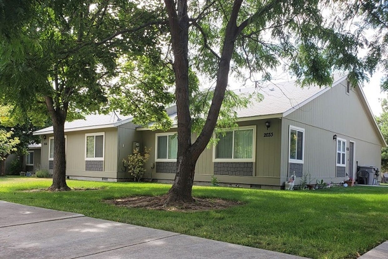 Primary Photo - 3 bed 2 bath Single-Level townhome *Afford...