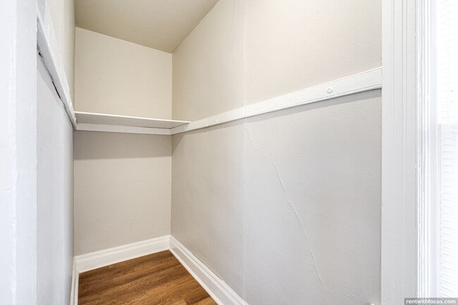 Building Photo - 318 N Oneida St