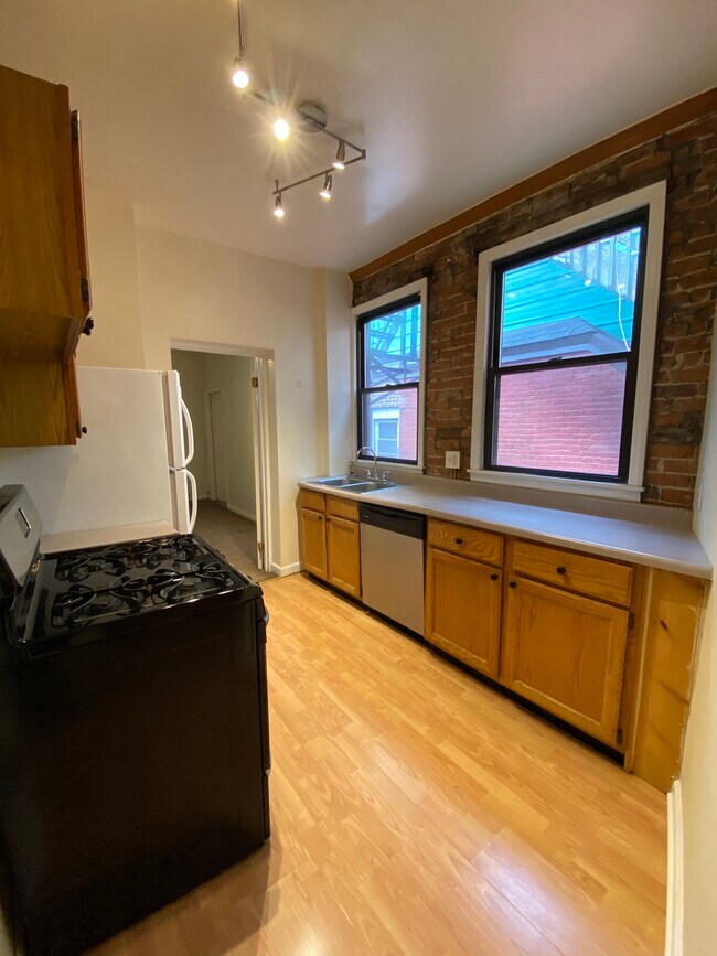 Kitchen - 156 S 18th St Apartments