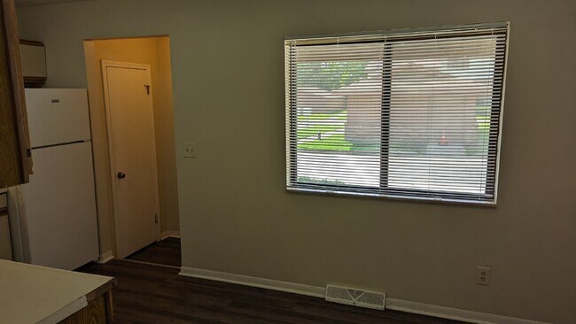 Building Photo - 3 Bedroom 1.5 Bath Townhouse in Kentwood