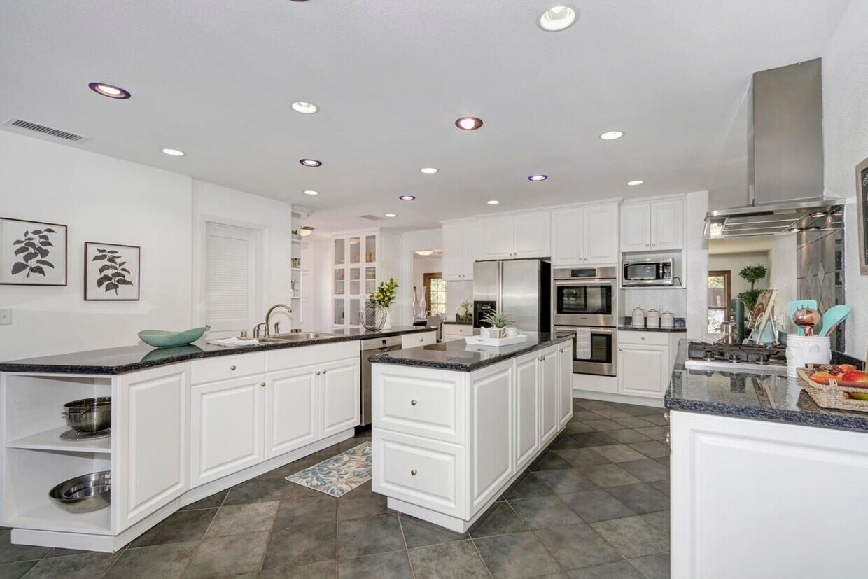 Foto principal - 4 br, 2.5 bath House - 1034 Miller Drive