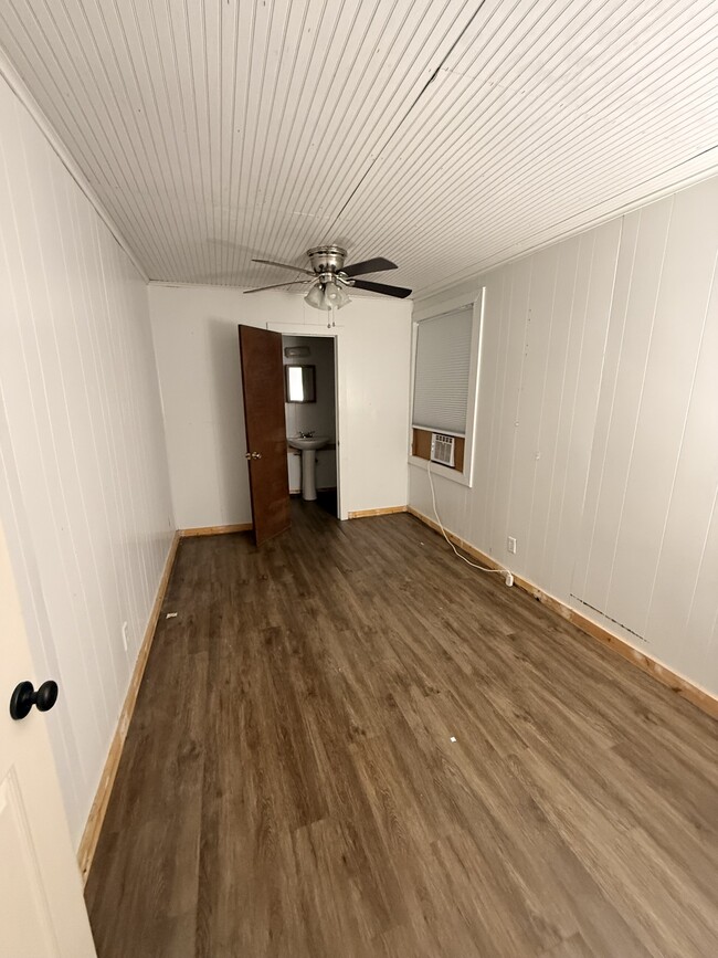 Building Photo - 204 S Birch St