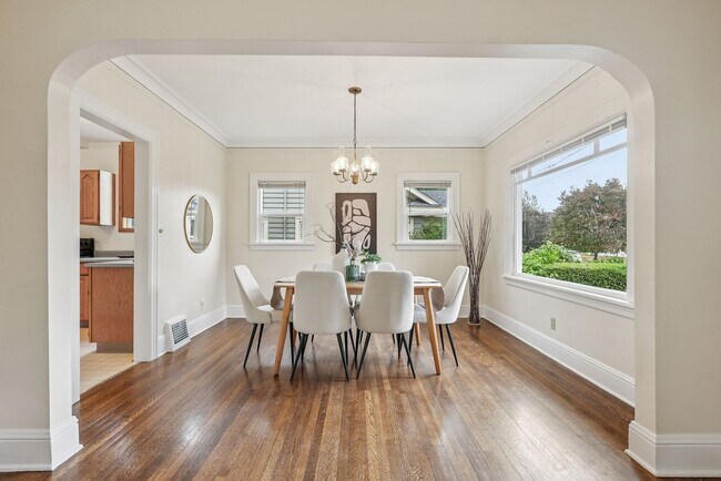 Foto del edificio - Classic Portland Charm + Modern Comfort in...