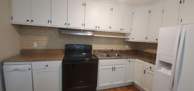 Foto del edificio - 2 WEEKS FREE OFF OF THE 1ST FULL MONTHS RENT