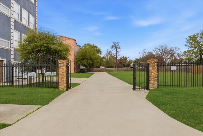 Foto del edificio - 408 Eichwurzel Ln