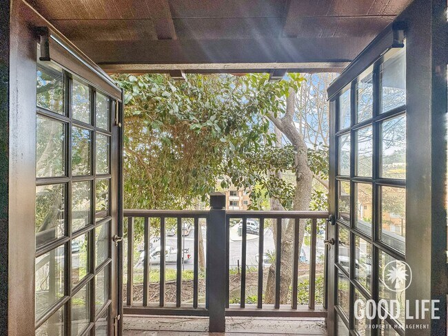 Foto del edificio - Stunning 2B/2.5BA Townhouse w/ W/D, Private Balconies & Pool!