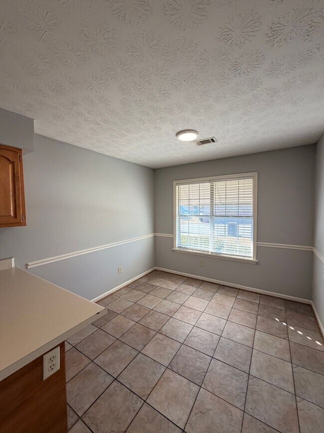 Building Photo - Renovated Duplex in Auburn!