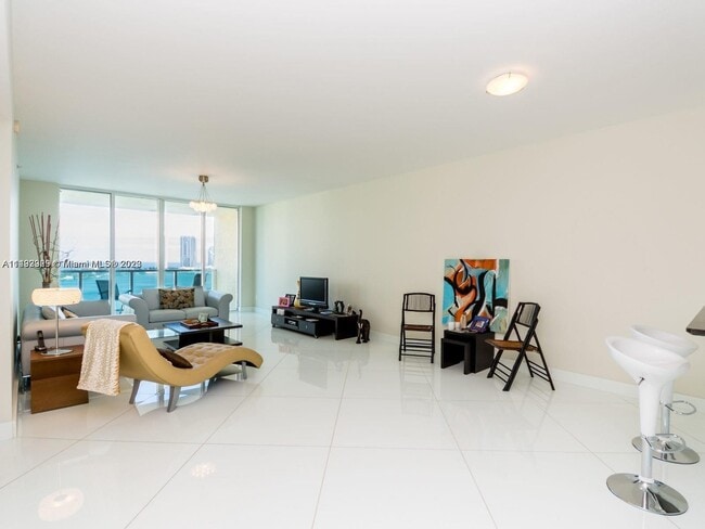 Foto del edificio - 3330 NE 190th St