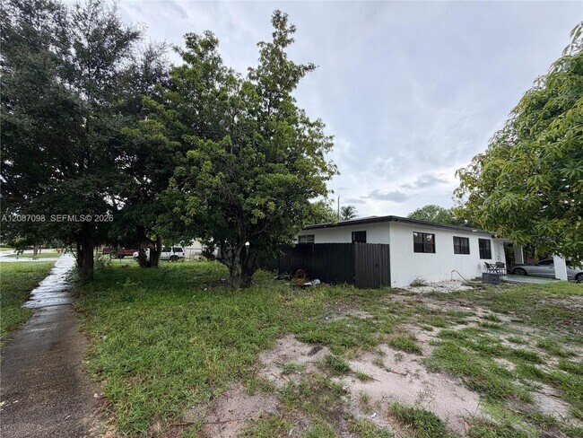 Foto del edificio - 1200 NW 18th Ct