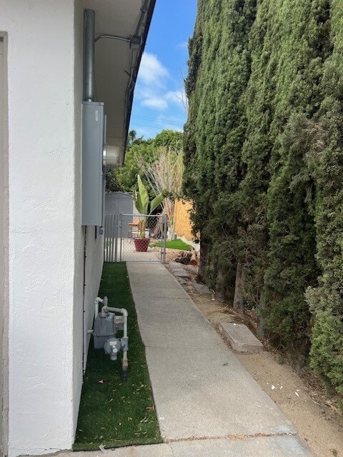 Walk way to unit - 1259 Bluegrass Rd
