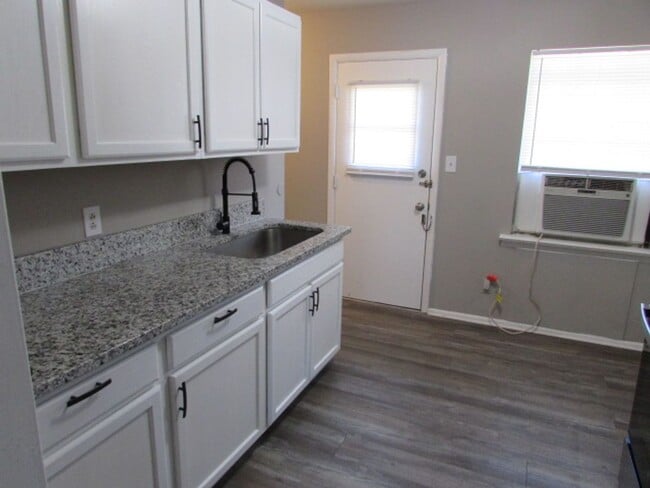 Building Photo - Comfortable 2BD/1BA Apartment with Washer/Dryer Hookups