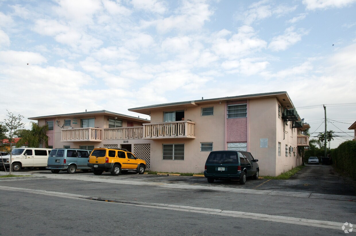 Foto del edificio - 235 E 8th St