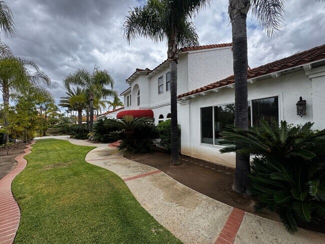 Building Photo - Custom Estate