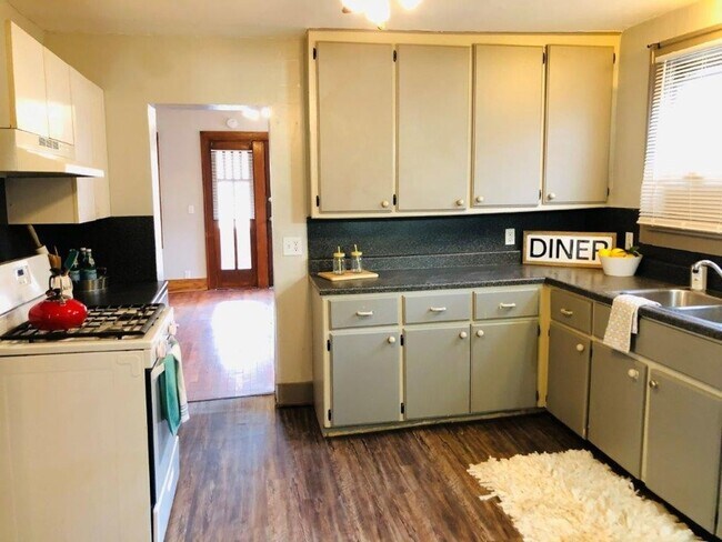 Foto del edificio - 2 bedrooms with sunroom, 1 bath , spacious kitchen, tons of historic features!  New kitchen and b...