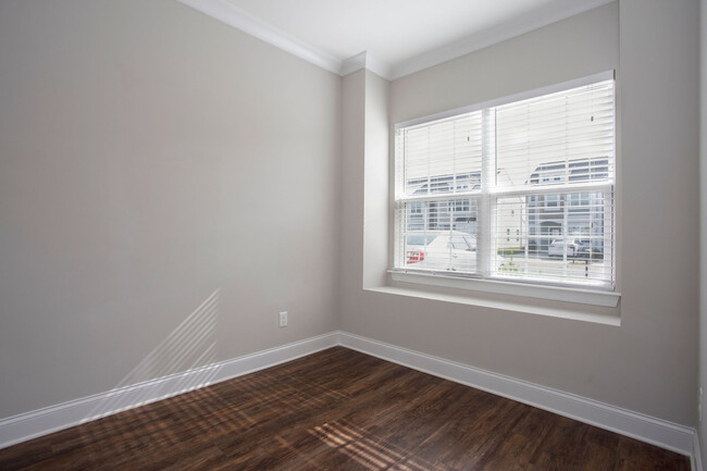 Building Photo - 377 Halton Crossing Dr SW