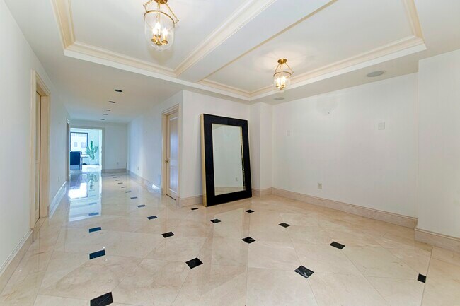 Building Photo - Mint Convertible 3 BR w/Stunning Views