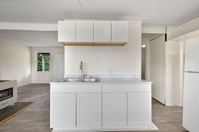 Building Photo - Recently remodeled, 3 Bedroom house close ...