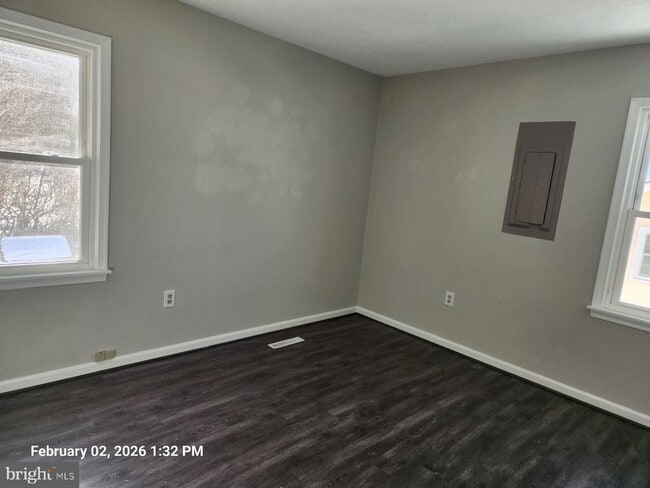 Building Photo - 1329 Robinhood Ln