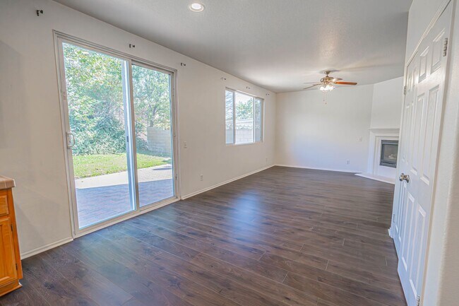 Foto del edificio - Charming 3-Bedroom Home with a Big Backyar...